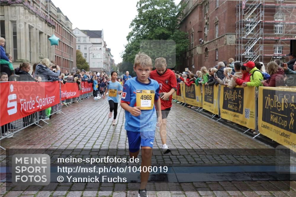 13.09.2026 - Kiel Lauf Yannick Fuchs http://msf.ph/oto/10406019 13.09.2026 08:58:16 Ziel 734, 1158, 2710, 2908, 3145, 3150, 3492, 3686, 4115, 4491, 4546, 4550, 4999, 5005, 6246, 6428, 6588, 7018, 7026, 7031, 7574, 7576, 8067, 9097, 9372, 9490, 9585, 9620, 9622, 9701, 10566, 10890, 10899, 10925, 11077, 11638, 11673, 12216, 12357, 57, 1462, 1520, 1791, 2326, 2964, 3020, 3359, 3375, 3567, 3691, 3891, 4025, 4182, 4185, 4321, 4995, 5093, 5219, 5244, 5666, 5733, 5895, 6056, 6350, 6984, 7058, 7574, 7604, 7608, 7609, 7812, 8668, 8674, 8675, 10566 meine-sportfotos.de