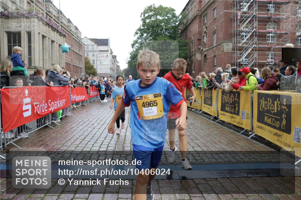 13.09.2026 - Kiel Lauf Yannick Fuchs http://msf.ph/oto/10406024 13.09.2026 08:58:16 Ziel 734, 1158, 2710, 2908, 3145, 3150, 3492, 3686, 4115, 4491, 4546, 4550, 4999, 5005, 6246, 6428, 6588, 7018, 7026, 7031, 7574, 7576, 8067, 9097, 9372, 9490, 9585, 9620, 9622, 9701, 10566, 10890, 10899, 10925, 11077, 11638, 11673, 12216, 12357, 57, 1462, 1520, 1791, 2326, 2964, 3020, 3359, 3375, 3567, 3691, 3891, 4025, 4182, 4185, 4321, 4995, 5093, 5219, 5244, 5666, 5733, 5895, 6056, 6350, 6984, 7058, 7574, 7604, 7608, 7609, 7812, 8668, 8674, 8675, 10566 meine-sportfotos.de