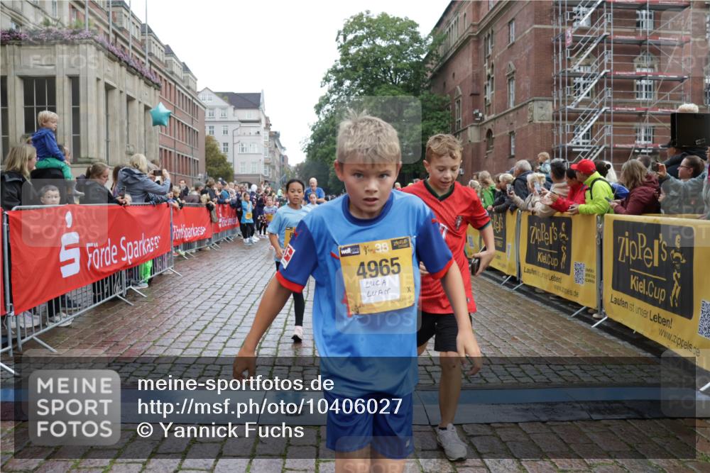 13.09.2026 - Kiel Lauf Yannick Fuchs http://msf.ph/oto/10406027 13.09.2026 08:58:16 Ziel 734, 1158, 2710, 2908, 3145, 3150, 3492, 3686, 4115, 4491, 4546, 4550, 4999, 5005, 6246, 6428, 6588, 7018, 7026, 7031, 7574, 7576, 8067, 9097, 9372, 9490, 9585, 9620, 9622, 9701, 10566, 10890, 10899, 10925, 11077, 11638, 11673, 12216, 12357, 57, 1462, 1520, 1791, 2326, 2964, 3020, 3359, 3375, 3567, 3691, 3891, 4025, 4182, 4185, 4321, 4995, 5093, 5219, 5244, 5666, 5733, 5895, 6056, 6350, 6984, 7058, 7574, 7604, 7608, 7609, 7812, 8668, 8674, 8675, 10566 meine-sportfotos.de