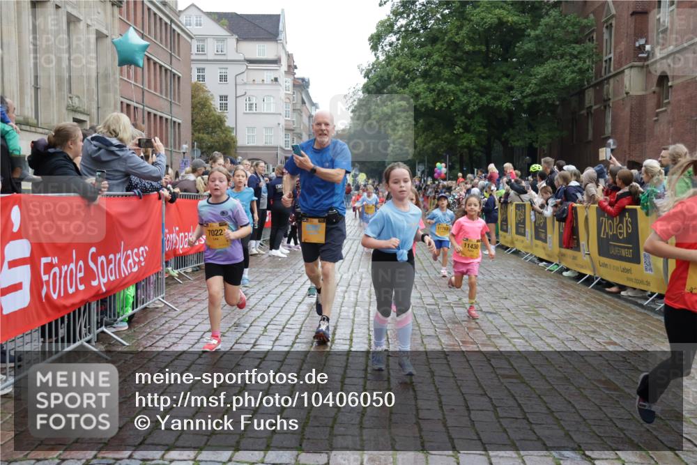 13.09.2026 - Kiel Lauf Yannick Fuchs http://msf.ph/oto/10406050 13.09.2026 08:58:19 Ziel 734, 1158, 2710, 3145, 3150, 3217, 3492, 3686, 4115, 4491, 4546, 4550, 4622, 6246, 6428, 6588, 7018, 7026, 8067, 9585, 9620, 9622, 9701, 9852, 10242, 10890, 10899, 10925, 11077, 11638, 11673, 57, 1462, 1520, 1791, 2326, 2908, 2964, 3020, 3567, 3691, 3891, 4025, 4182, 4185, 4995, 4999, 5005, 5093, 5666, 5733, 5895, 6056, 6350, 6984, 7031, 7058, 7574, 7576, 7604, 7812, 8668, 8674, 8675, 9097, 9372, 9490, 10566, 11638, 12216, 7058 meine-sportfotos.de