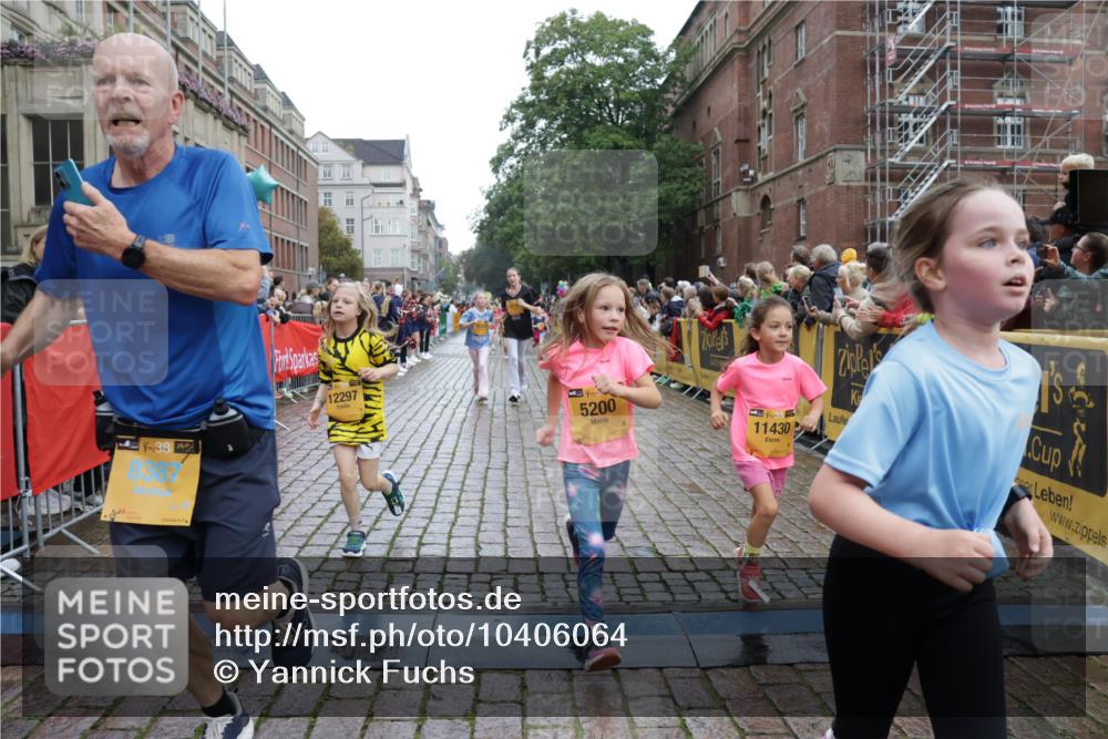 13.09.2026 - Kiel Lauf Yannick Fuchs http://msf.ph/oto/10406064 13.09.2026 08:58:21 Ziel 734, 1158, 1382, 2710, 3145, 3150, 3217, 3492, 3686, 4115, 4491, 4546, 4550, 4622, 6246, 6428, 6588, 7018, 8067, 9585, 9620, 9622, 9701, 9852, 10242, 10890, 10899, 10925, 11077, 11673, 57, 1462, 1791, 2326, 2908, 2964, 3020, 3567, 3691, 3891, 4025, 4185, 4995, 4999, 5005, 5093, 5666, 5895, 6056, 6350, 6984, 7026, 7031, 7058, 7574, 7576, 7604, 7812, 8668, 8674, 8675, 9097, 9372, 9490, 10566, 11638, 11673, 12216, 5536, 5537, 5895, 7058 meine-sportfotos.de