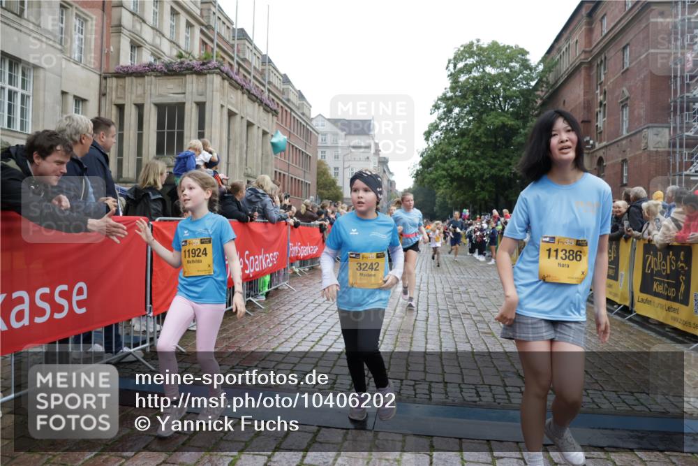 13.09.2026 - Kiel Lauf Yannick Fuchs http://msf.ph/oto/10406202 13.09.2026 08:58:34 Ziel 515, 1188, 1382, 2100, 3217, 4965, 5092, 5200, 5908, 7022, 8354, 11430, 11783, 734, 1158, 1462, 1791, 2710, 2908, 3145, 3150, 3217, 3492, 3567, 3686, 3891, 4115, 4491, 4546, 4550, 4622, 4995, 4999, 5005, 6246, 6350, 6428, 6588, 6984, 7018, 7026, 7031, 7574, 7576, 7812, 8067, 9097, 9372, 9490, 9585, 9620, 9622, 9701, 9852, 10242, 10566, 10890, 10899, 10925, 11077, 11638, 11673, 12216, 27, 339, 1119, 1348, 3242, 5201, 5536, 5537, 6151, 6573, 6896, 7407, 57 meine-sportfotos.de