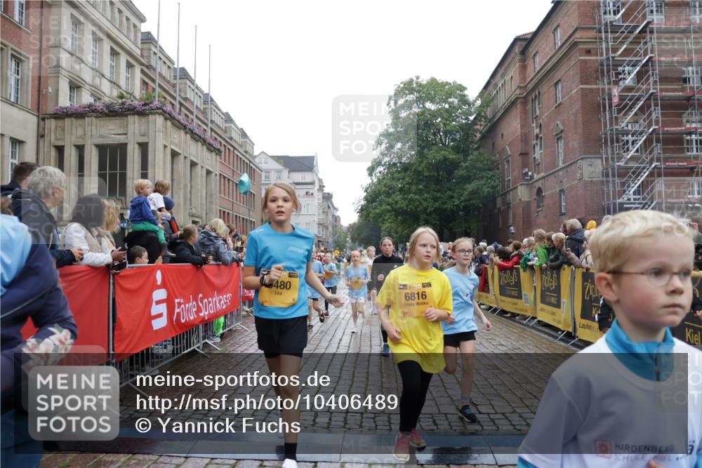 13.09.2026 - Kiel Lauf Yannick Fuchs http://msf.ph/oto/10406489 13.09.2026 08:59:01 Ziel 512, 1848, 2725, 4026, 5106, 5629, 6883, 6896, 7028, 7223, 7739, 7916, 8944, 10292, 10334, 11201, 11575, 27, 339, 515, 1119, 1188, 1348, 2100, 3242, 4965, 5092, 5200, 5201, 5536, 5537, 5908, 6151, 6573, 7022, 7407, 8354, 9773, 10211, 10821, 11252, 11386, 11430, 11783, 11924, 12297, 12517, 118, 3543, 3666, 3767, 3803, 3958, 4064, 4164, 4426, 4444, 5590, 6480, 6816, 7401, 7706, 8261, 9215, 9293, 9430, 1158, 1382, 3217, 3686, 4115, 4546, 4622 meine-sportfotos.de