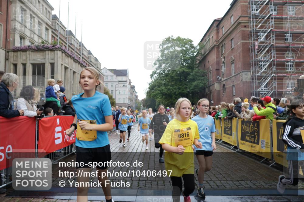 13.09.2026 - Kiel Lauf Yannick Fuchs http://msf.ph/oto/10406497 13.09.2026 08:59:01 Ziel 512, 1848, 2725, 4026, 5106, 5629, 6883, 6896, 7028, 7223, 7739, 7916, 8944, 10292, 10334, 11201, 11575, 27, 339, 515, 1119, 1188, 1348, 2100, 3242, 4965, 5092, 5200, 5201, 5536, 5537, 5908, 6151, 6573, 7022, 7407, 8354, 9773, 10211, 10821, 11252, 11386, 11430, 11783, 11924, 12297, 12517, 118, 3543, 3666, 3767, 3803, 3958, 4064, 4164, 4426, 4444, 5590, 6480, 6816, 7401, 7706, 8261, 9215, 9293, 9430, 1158, 1382, 3217, 3686, 4115, 4546, 4622 meine-sportfotos.de