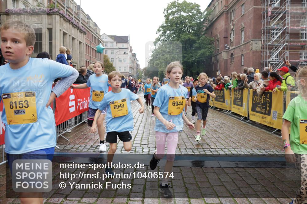 13.09.2026 - Kiel Lauf Yannick Fuchs http://msf.ph/oto/10406574 13.09.2026 08:59:10 Ziel 118, 512, 1848, 2725, 3543, 3666, 3767, 4026, 4064, 4444, 5106, 5629, 7028, 7706, 7739, 7916, 8261, 9215, 9430, 11575, 27, 339, 515, 1119, 1348, 2100, 3242, 5092, 5200, 5201, 5536, 5537, 6151, 6573, 6883, 6896, 7022, 7223, 7407, 7739, 8944, 9773, 10211, 10292, 10334, 10821, 11201, 11252, 11386, 11430, 11783, 11924, 12297, 12517, 125, 1413, 1549, 1792, 2342, 3165, 3803, 3958, 4164, 4426, 4498, 4886, 5016, 5131, 5590, 6480, 6816, 6943, 7337, 7371, 7401, 9293 meine-sportfotos.de