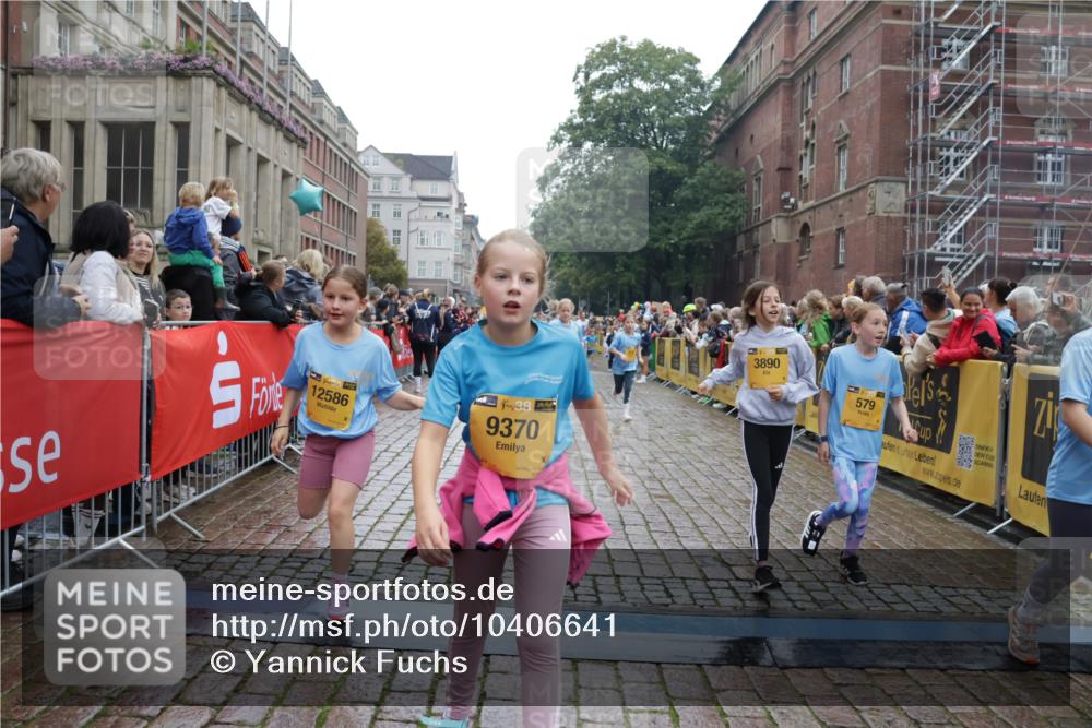13.09.2026 - Kiel Lauf Yannick Fuchs http://msf.ph/oto/10406641 13.09.2026 08:59:17 Ziel 118, 3543, 3666, 3767, 3803, 3958, 4064, 4164, 4426, 4444, 5590, 6480, 6816, 7337, 7371, 7401, 7706, 8261, 9215, 9293, 9430, 9623, 10682, 11617, 11808, 12004, 12383, 27, 339, 512, 1119, 1348, 1848, 2725, 3242, 4026, 5106, 5201, 5629, 6151, 6573, 6883, 6896, 7028, 7223, 7407, 7739, 7916, 8261, 8944, 9773, 10211, 10292, 10334, 10821, 11201, 11252, 11386, 11575, 11924, 12517, 125, 579, 1413, 1549, 1792, 2342, 3165, 3537, 3890, 4481, 4498, 4886, 5016, 5131, 6943 meine-sportfotos.de
