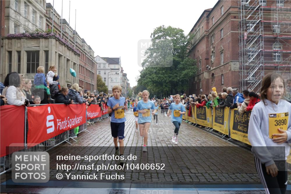 13.09.2026 - Kiel Lauf Yannick Fuchs http://msf.ph/oto/10406652 13.09.2026 08:59:18 Ziel 118, 3543, 3666, 3767, 3803, 3958, 4064, 4164, 4426, 4444, 5131, 5590, 6480, 6816, 7337, 7371, 7401, 7706, 9215, 9293, 9430, 9623, 10682, 11395, 11617, 11808, 12004, 12383, 27, 118, 339, 512, 1119, 1348, 1848, 2725, 3242, 4026, 5106, 5201, 5629, 6151, 6573, 6883, 6896, 7028, 7223, 7407, 7739, 7916, 8261, 8944, 9215, 9773, 10211, 10292, 10334, 10821, 11201, 11252, 11386, 11575, 11924, 12517, 125, 579, 1413, 1549, 1792, 2342, 3165, 3537, 3890, 4481, 4498, 4886, 5016, 6943 meine-sportfotos.de