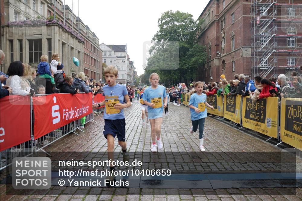 13.09.2026 - Kiel Lauf Yannick Fuchs http://msf.ph/oto/10406659 13.09.2026 08:59:18 Ziel 118, 3543, 3666, 3767, 3803, 3958, 4064, 4164, 4426, 4444, 5131, 5590, 6480, 6816, 7337, 7371, 7401, 7706, 9215, 9293, 9430, 9623, 10682, 11395, 11617, 11808, 12004, 12383, 27, 118, 339, 512, 1119, 1348, 1848, 2725, 3242, 4026, 5106, 5201, 5629, 6151, 6573, 6883, 6896, 7028, 7223, 7407, 7739, 7916, 8261, 8944, 9215, 9773, 10211, 10292, 10334, 10821, 11201, 11252, 11386, 11575, 11924, 12517, 125, 579, 1413, 1549, 1792, 2342, 3165, 3537, 3890, 4481, 4498, 4886, 5016, 6943 meine-sportfotos.de