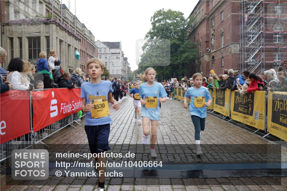 13.09.2026 - Kiel Lauf Yannick Fuchs http://msf.ph/oto/10406664 13.09.2026 08:59:19 Ziel 3543, 3666, 3767, 3803, 3958, 4064, 4164, 4426, 4444, 5131, 5590, 6480, 6816, 7337, 7371, 7401, 7706, 8069, 9293, 9430, 9623, 10682, 11395, 11617, 11808, 12004, 12383, 27, 118, 339, 512, 1119, 1348, 1848, 2725, 3242, 4026, 5106, 5201, 5629, 6151, 6573, 6883, 6896, 7028, 7223, 7739, 7916, 8261, 8944, 9215, 9773, 10211, 10292, 10334, 10821, 11201, 11252, 11386, 11575, 11924, 12517, 125, 579, 1413, 1549, 1792, 2342, 3165, 3537, 3890, 4481, 4498, 4886, 5016, 6943, 12517 meine-sportfotos.de