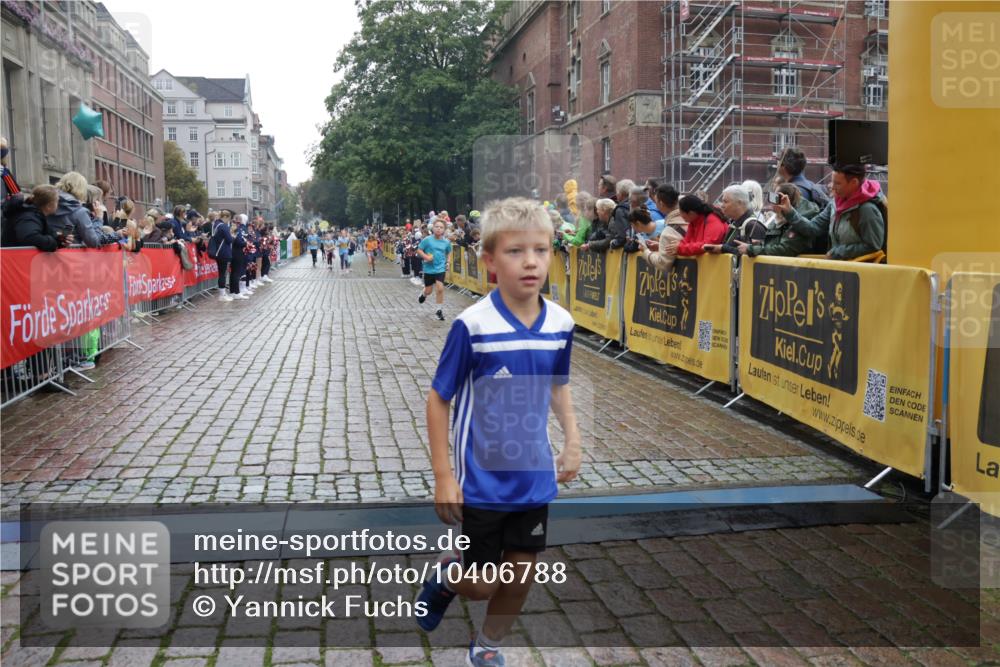 13.09.2026 - Kiel Lauf Yannick Fuchs http://msf.ph/oto/10406788 13.09.2026 08:59:32 Ziel 125, 579, 1413, 1549, 1792, 2342, 3165, 3537, 3890, 4481, 4498, 4886, 5016, 5131, 6943, 6944, 7320, 7337, 7371, 7396, 7981, 8069, 8153, 8530, 9358, 9370, 9394, 10665, 10723, 11189, 11364, 11395, 11570, 12383, 12586, 118, 512, 1848, 2725, 3543, 3666, 3767, 3803, 3958, 4026, 4064, 4164, 4426, 4444, 5106, 5590, 5629, 6480, 6816, 6883, 7028, 7337, 7371, 7401, 7706, 7739, 7916, 8261, 8944, 9215, 9293, 9430, 9623, 10334, 10682, 11201, 11575, 11617, 12004, 12383, 28 meine-sportfotos.de