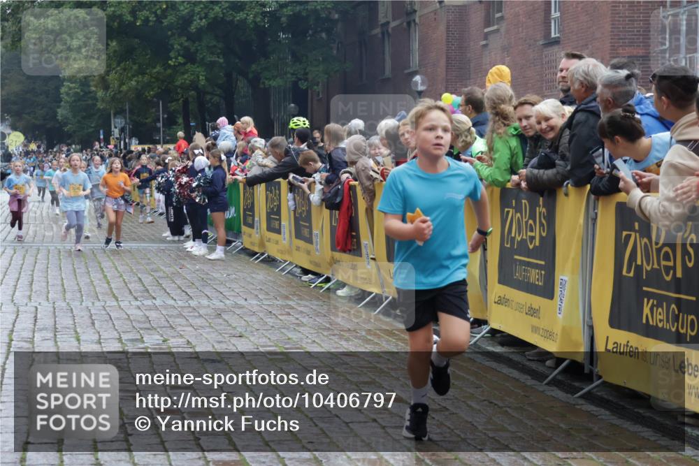 13.09.2026 - Kiel Lauf Yannick Fuchs http://msf.ph/oto/10406797 13.09.2026 08:59:34 Ziel 125, 579, 1413, 1549, 1792, 2342, 3165, 3537, 3890, 4481, 4498, 4886, 5016, 6943, 6944, 7320, 7396, 7981, 8069, 8153, 8530, 9151, 9358, 9370, 9394, 10665, 10723, 11189, 11364, 11570, 12586, 118, 512, 1848, 2725, 3543, 3666, 3767, 3803, 3958, 4026, 4064, 4164, 4426, 4444, 5106, 5131, 5590, 5629, 6480, 6816, 7028, 7337, 7371, 7401, 7706, 7739, 7916, 8069, 8261, 9215, 9293, 9430, 9623, 10682, 11201, 11395, 11575, 11617, 12004, 12383, 28 meine-sportfotos.de