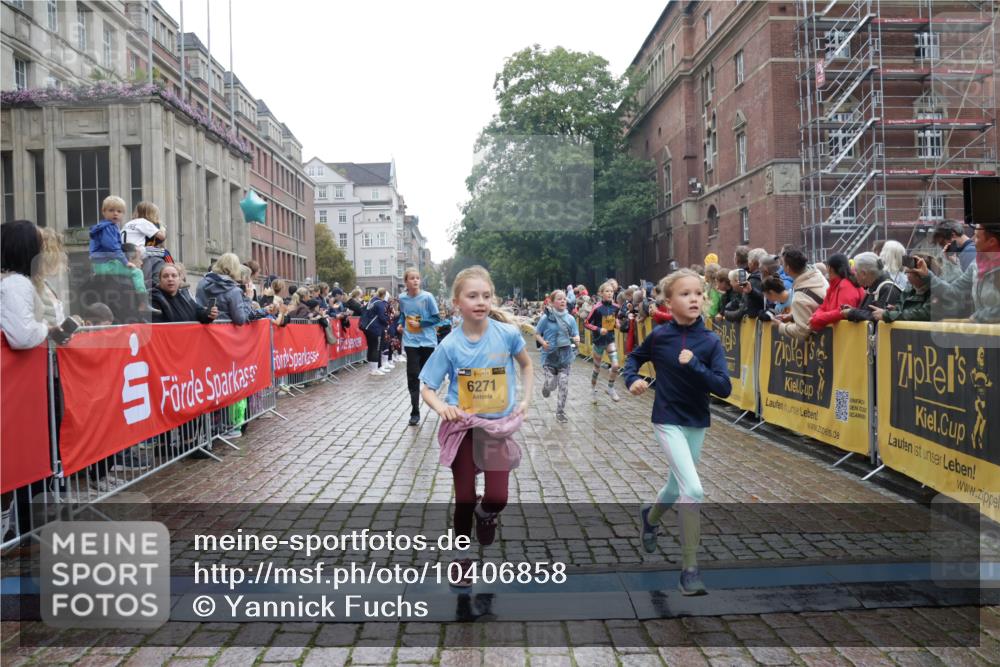 13.09.2026 - Kiel Lauf Yannick Fuchs http://msf.ph/oto/10406858 13.09.2026 08:59:42 Ziel 28, 533, 579, 621, 2906, 2962, 3537, 3865, 3867, 3890, 7919, 8530, 8673, 8932, 9036, 9151, 9370, 9394, 9939, 11364, 11570, 11980, 12298, 12329, 12586, 118, 125, 1413, 1549, 1792, 2342, 3165, 3543, 3666, 3767, 3803, 3958, 4064, 4164, 4426, 4444, 4481, 4498, 4886, 5016, 5131, 5590, 6480, 6816, 6943, 6944, 7320, 7337, 7371, 7396, 7401, 7706, 7981, 8069, 8153, 8261, 9215, 9293, 9358, 9370, 9430, 9623, 10665, 10682, 10723, 11189, 11395, 11570, 11617, 12004, 12383, 7746 meine-sportfotos.de