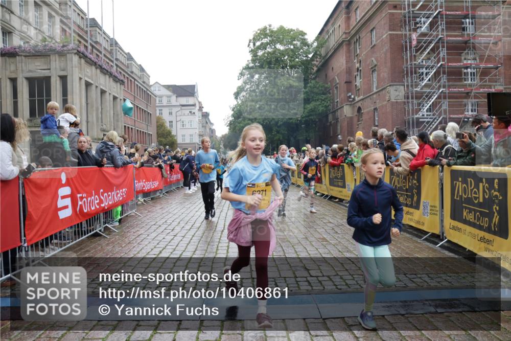 13.09.2026 - Kiel Lauf Yannick Fuchs http://msf.ph/oto/10406861 13.09.2026 08:59:42 Ziel 28, 533, 579, 621, 2906, 2962, 3537, 3865, 3867, 3890, 7919, 8530, 8673, 8932, 9036, 9151, 9370, 9394, 9939, 11364, 11570, 11980, 12298, 12329, 12586, 118, 125, 1413, 1549, 1792, 2342, 3165, 3543, 3666, 3767, 3803, 3958, 4064, 4164, 4426, 4444, 4481, 4498, 4886, 5016, 5131, 5590, 6480, 6816, 6943, 6944, 7320, 7337, 7371, 7396, 7401, 7706, 7981, 8069, 8153, 8261, 9215, 9293, 9358, 9370, 9430, 9623, 10665, 10682, 10723, 11189, 11395, 11570, 11617, 12004, 12383, 7746 meine-sportfotos.de