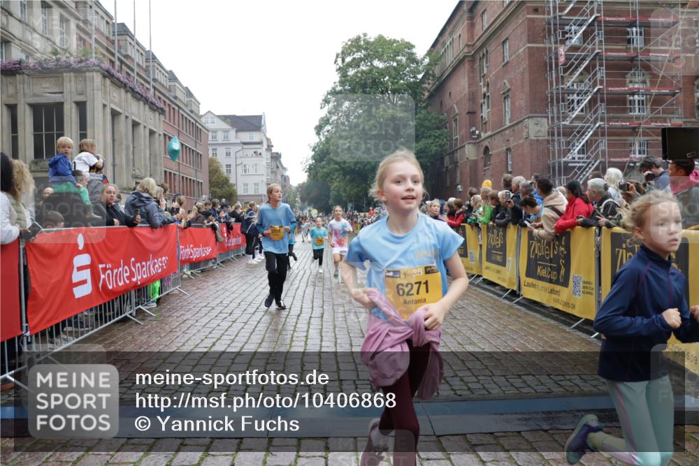 13.09.2026 - Kiel Lauf Yannick Fuchs http://msf.ph/oto/10406868 13.09.2026 08:59:42 Ziel 28, 533, 579, 621, 2906, 2962, 3537, 3865, 3867, 3890, 7919, 8530, 8673, 8932, 9036, 9151, 9370, 9394, 9939, 11364, 11570, 11980, 12298, 12329, 12586, 118, 125, 1413, 1549, 1792, 2342, 3165, 3543, 3666, 3767, 3803, 3958, 4064, 4164, 4426, 4444, 4481, 4498, 4886, 5016, 5131, 5590, 6480, 6816, 6943, 6944, 7320, 7337, 7371, 7396, 7401, 7706, 7981, 8069, 8153, 8261, 9215, 9293, 9358, 9370, 9430, 9623, 10665, 10682, 10723, 11189, 11395, 11570, 11617, 12004, 12383, 7746 meine-sportfotos.de