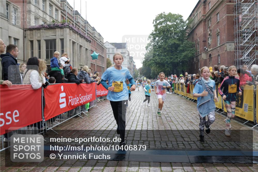 13.09.2026 - Kiel Lauf Yannick Fuchs http://msf.ph/oto/10406879 13.09.2026 08:59:44 Ziel 28, 533, 621, 2906, 2962, 3537, 3865, 3867, 7919, 8530, 8673, 8932, 9036, 9151, 9394, 9939, 11364, 11980, 12298, 12329, 125, 579, 1413, 1549, 1792, 2342, 3165, 3543, 3666, 3767, 3803, 3890, 3958, 4064, 4164, 4426, 4444, 4481, 4498, 4886, 5016, 5131, 5590, 6480, 6816, 6943, 6944, 7320, 7337, 7371, 7396, 7401, 7706, 7981, 8069, 8153, 9293, 9358, 9370, 9430, 9623, 10665, 10682, 10723, 11189, 11395, 11570, 11617, 12004, 12383, 12586, 7746, 3543 meine-sportfotos.de