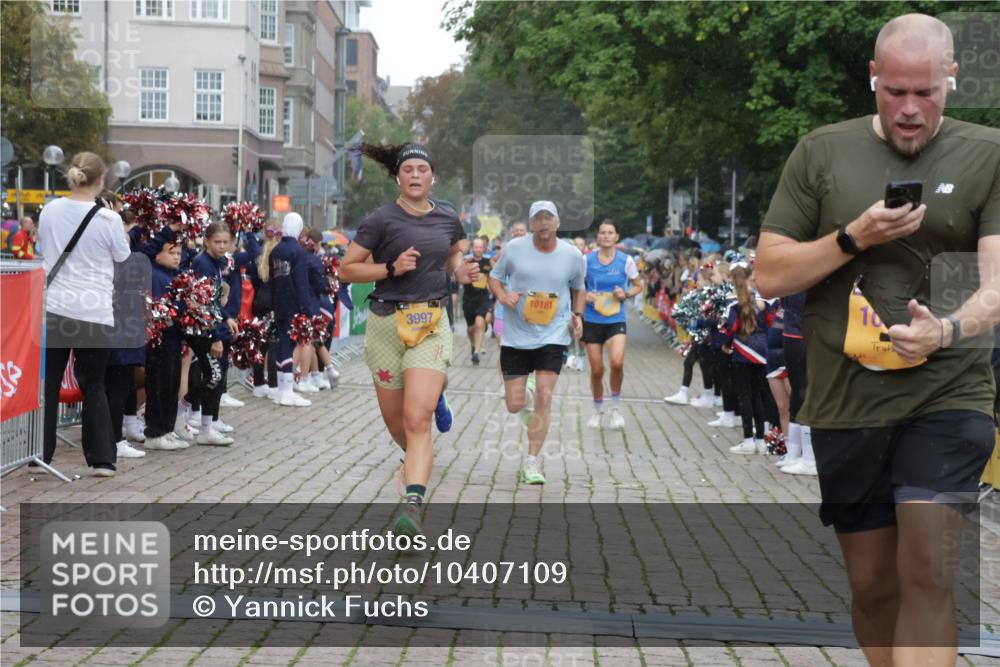 13.09.2026 - Kiel Lauf Yannick Fuchs http://msf.ph/oto/10407109 13.09.2026 10:33:41 Ziel 435, 446, 1958, 2073, 2285, 2775, 3323, 3799, 3924, 4776, 5961, 6080, 6569, 6973, 7372, 8225, 8641, 8896, 8938, 8940, 10984, 11289, 11707, 12729, 813, 864, 1327, 1331, 1525, 1979, 2824, 3991, 3997, 4929, 5197, 5274, 5907, 6537, 6775, 6988, 7030, 7709, 8280, 9411, 9891, 9975, 10181, 10331, 10448, 10773, 11063, 11754, 12277, 12339, 115, 908, 965, 1352, 1730, 2333, 2577, 3704, 3819, 4300, 4739, 5160, 5773, 7925, 8022, 8362, 9081, 9491, 10179, 11591, 11604, 11732, 12169, 3997 meine-sportfotos.de