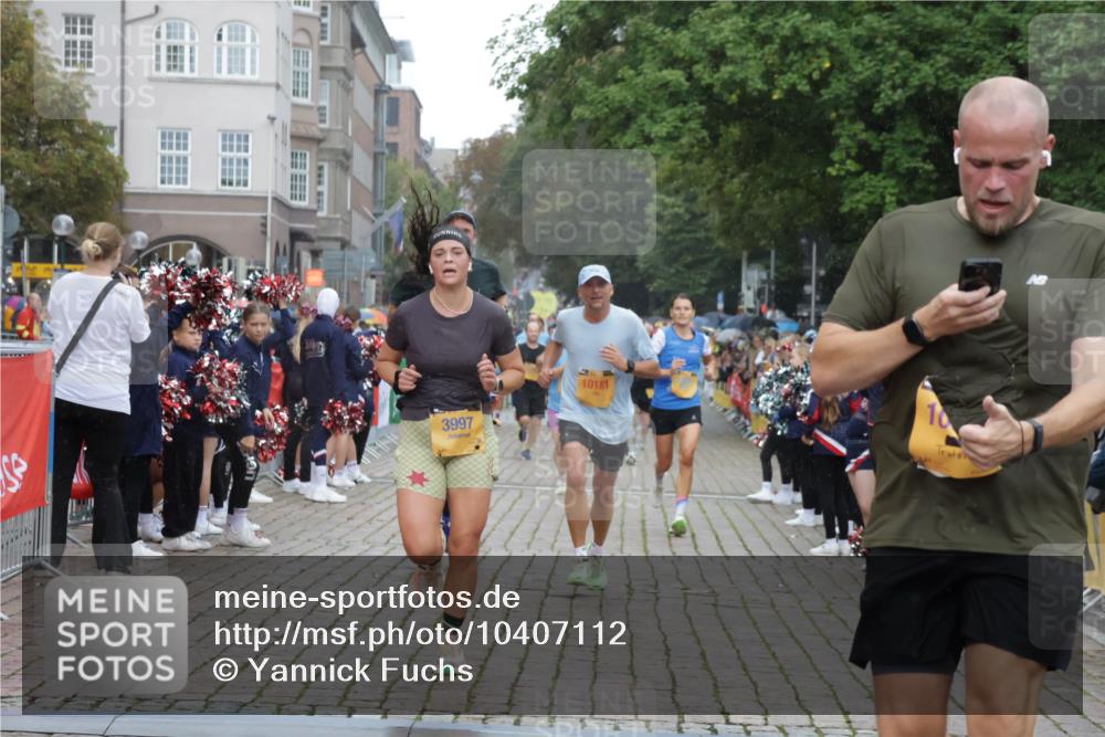 13.09.2026 - Kiel Lauf Yannick Fuchs http://msf.ph/oto/10407112 13.09.2026 10:33:41 Ziel 435, 446, 1958, 2073, 2285, 2775, 3323, 3799, 3924, 4776, 5961, 6080, 6569, 6973, 7372, 8225, 8641, 8896, 8938, 8940, 10984, 11289, 11707, 12729, 813, 864, 1327, 1331, 1525, 1979, 2824, 3991, 3997, 4929, 5197, 5274, 5907, 6537, 6775, 6988, 7030, 7709, 8280, 9411, 9891, 9975, 10181, 10331, 10448, 10773, 11063, 11754, 12277, 12339, 115, 908, 965, 1352, 1730, 2333, 2577, 3704, 3819, 4300, 4739, 5160, 5773, 7925, 8022, 8362, 9081, 9491, 10179, 11591, 11604, 11732, 12169, 3997 meine-sportfotos.de