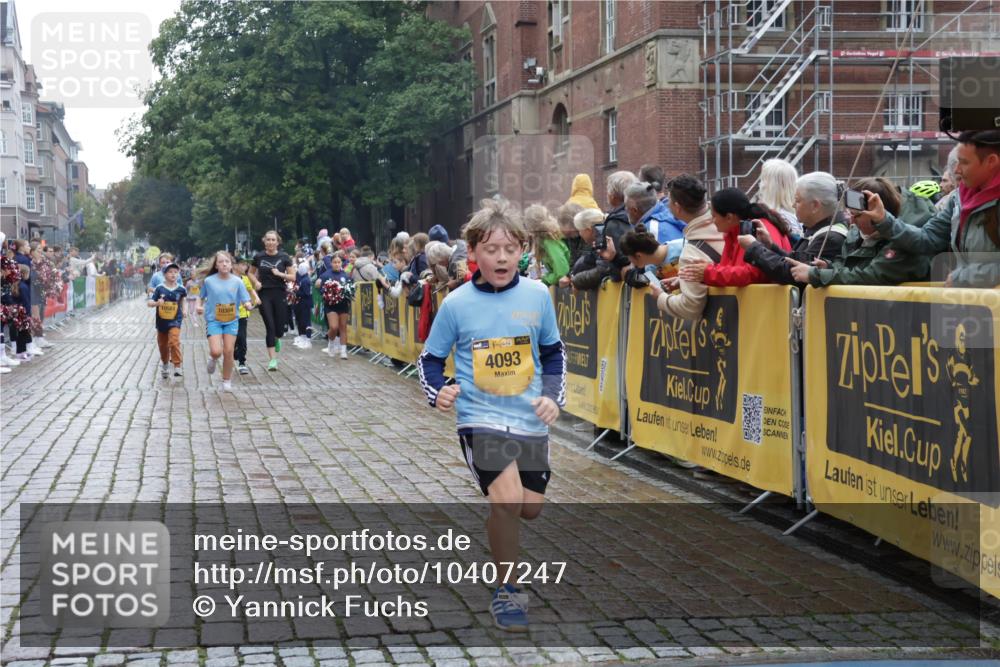 13.09.2026 - Kiel Lauf Yannick Fuchs http://msf.ph/oto/10407247 13.09.2026 09:00:14 Ziel 65, 783, 1538, 2513, 3549, 4001, 4661, 4793, 4821, 9003, 9421, 9520, 10083, 10223, 10592, 12137, 12662, 28, 533, 621, 780, 1871, 2789, 2906, 2918, 2962, 3545, 3568, 3865, 3867, 6271, 7624, 7746, 7919, 8673, 8692, 8932, 9036, 9939, 11980, 12298, 12329, 12371, 897, 1284, 2894, 4093, 6258, 6487, 6606, 6808, 10304, 10561, 10562, 11727, 12051, 579, 3537, 3890, 8530, 8932, 9151, 9370, 9394, 11364, 11570, 11980, 12329, 12586 meine-sportfotos.de