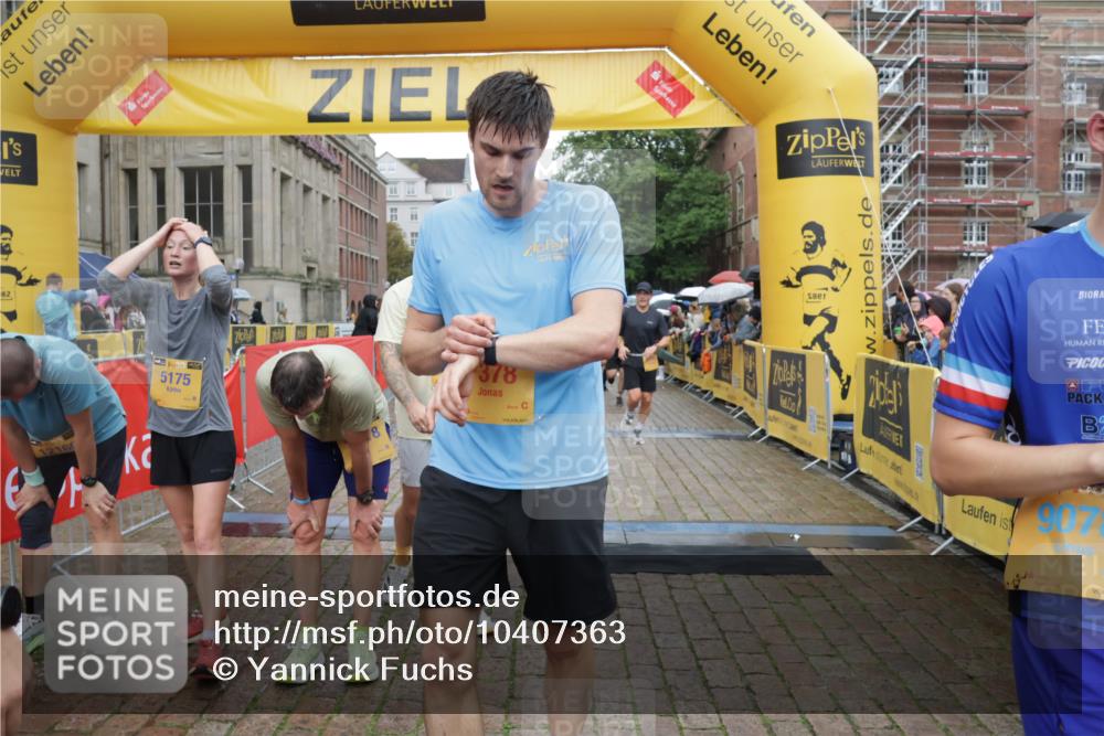13.09.2026 - Kiel Lauf Yannick Fuchs http://msf.ph/oto/10407363 13.09.2026 10:34:45 Ziel 1307, 1667, 2044, 2432, 2449, 3864, 5576, 6225, 6941, 7006, 7273, 7672, 8195, 8746, 9276, 9389, 10549, 10904, 10905, 11374, 93, 244, 1086, 1668, 2044, 2094, 2465, 3180, 3384, 3864, 4351, 4466, 4608, 4679, 4723, 4735, 4820, 5125, 5165, 5737, 5996, 6260, 6344, 7387, 7928, 7932, 7933, 8480, 8646, 9788, 10893, 10904, 10905, 11002, 11153, 12020, 12070, 12120, 2268, 3400, 3470, 3547, 3603, 4028, 4449, 5218, 5247, 7960, 9541, 9853, 9988, 10361, 1299, 2009, 3395, 5175, 7378 meine-sportfotos.de