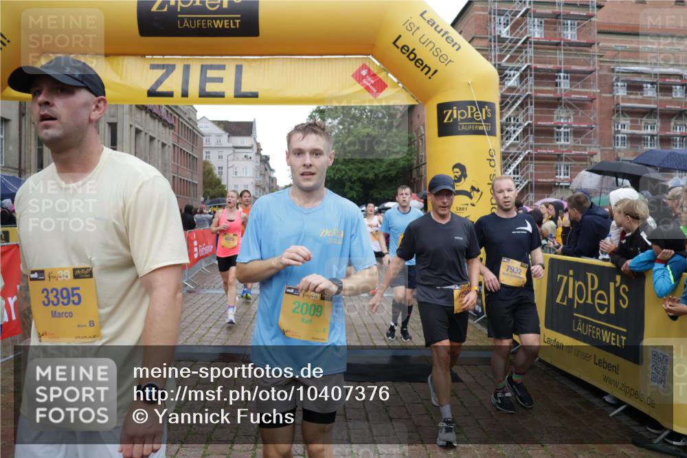 13.09.2026 - Kiel Lauf Yannick Fuchs http://msf.ph/oto/10407376 13.09.2026 10:34:48 Ziel 1307, 1667, 2432, 2449, 3547, 5218, 5576, 6225, 6941, 7006, 7273, 7672, 8195, 8746, 9276, 9389, 11163, 11374, 93, 244, 1086, 1668, 2044, 2094, 2465, 3180, 3384, 3864, 4351, 4466, 4608, 4723, 4735, 4820, 5125, 5165, 5737, 5996, 6260, 6344, 7387, 7928, 7933, 8480, 8646, 9788, 10549, 10893, 10904, 10905, 11153, 11374, 12020, 12070, 1640, 2268, 3400, 3470, 3603, 4028, 4449, 5247, 6578, 7960, 9220, 9541, 9853, 9988, 10065, 10361, 10676, 12095, 1299, 2009 meine-sportfotos.de