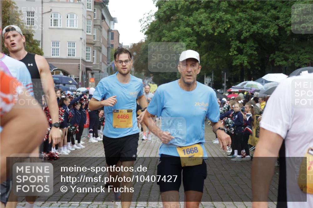 13.09.2026 - Kiel Lauf Yannick Fuchs http://msf.ph/oto/10407427 13.09.2026 10:34:53 Ziel 1307, 2432, 2449, 3470, 3547, 3603, 5218, 5576, 7006, 7273, 7672, 8195, 8746, 9276, 10361, 11163, 93, 1086, 1307, 1667, 2044, 2094, 2465, 3180, 3864, 4351, 4466, 4608, 4723, 4735, 4820, 5125, 5737, 5996, 6225, 6260, 6941, 7387, 7928, 7933, 8480, 9276, 9389, 10549, 10904, 10905, 11374, 12020, 12070, 1640, 2268, 3400, 4022, 4028, 4449, 4951, 5247, 5386, 6578, 6603, 7960, 8164, 8266, 8750, 9220, 9261, 9264, 9541, 9853, 9988, 10065, 10475, 10676, 11368, 12095, 244 meine-sportfotos.de