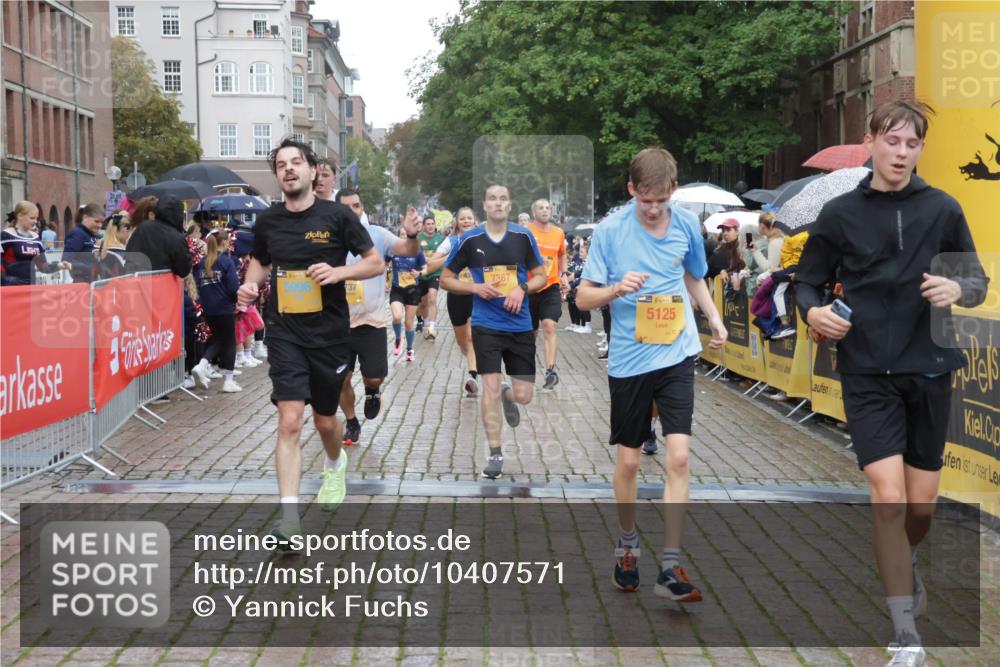 13.09.2026 - Kiel Lauf Yannick Fuchs http://msf.ph/oto/10407571 13.09.2026 10:35:04 Ziel 1640, 2268, 3400, 3470, 3603, 4028, 4449, 4951, 5247, 5386, 6578, 7960, 8266, 9220, 9541, 9853, 9988, 10065, 10361, 10676, 11368, 12095, 1307, 1667, 2044, 2432, 2449, 2465, 3180, 3470, 3547, 3603, 3864, 4351, 4608, 4723, 4735, 5218, 5576, 5737, 6225, 6260, 6941, 7006, 7273, 7387, 7672, 7928, 8195, 8480, 8746, 9276, 9389, 10549, 10904, 10905, 11163, 11374, 400, 1784, 2390, 2687, 4022, 5293, 6603, 7971, 8164, 8750, 9261, 9264, 10475, 11568, 11758, 93, 4351, 4735 meine-sportfotos.de