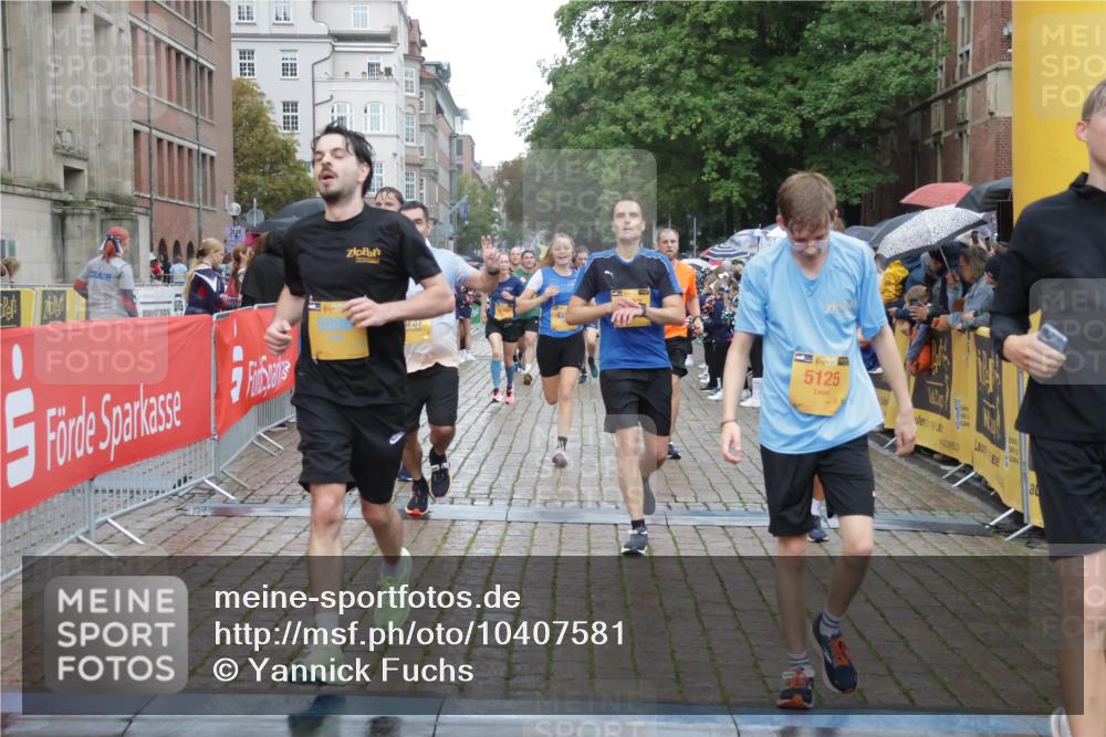 13.09.2026 - Kiel Lauf Yannick Fuchs http://msf.ph/oto/10407581 13.09.2026 10:35:05 Ziel 1640, 2268, 3400, 4022, 4028, 4449, 4951, 5247, 5386, 6578, 6603, 7960, 8266, 9220, 9541, 9853, 9988, 10065, 10361, 10676, 11368, 12095, 1307, 1667, 2044, 2432, 2449, 3180, 3470, 3547, 3603, 3864, 4351, 4608, 4723, 4735, 5218, 5576, 5737, 6225, 6260, 6941, 7006, 7273, 7387, 7672, 7928, 8195, 8480, 8746, 9276, 9389, 10549, 10904, 10905, 11163, 11374, 400, 1784, 2390, 2687, 5293, 7971, 8164, 8750, 9143, 9261, 9264, 10475, 11568, 11758, 93, 4351, 4735 meine-sportfotos.de
