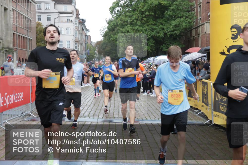 13.09.2026 - Kiel Lauf Yannick Fuchs http://msf.ph/oto/10407586 13.09.2026 10:35:05 Ziel 1640, 2268, 3400, 4022, 4028, 4449, 4951, 5247, 5386, 6578, 6603, 7960, 8266, 9220, 9541, 9853, 9988, 10065, 10361, 10676, 11368, 12095, 1307, 1667, 2044, 2432, 2449, 3180, 3470, 3547, 3603, 3864, 4351, 4608, 4723, 4735, 5218, 5576, 5737, 6225, 6260, 6941, 7006, 7273, 7387, 7672, 7928, 8195, 8480, 8746, 9276, 9389, 10549, 10904, 10905, 11163, 11374, 400, 1784, 2390, 2687, 5293, 7971, 8164, 8750, 9143, 9261, 9264, 10475, 11568, 11758, 93, 4351, 4735 meine-sportfotos.de