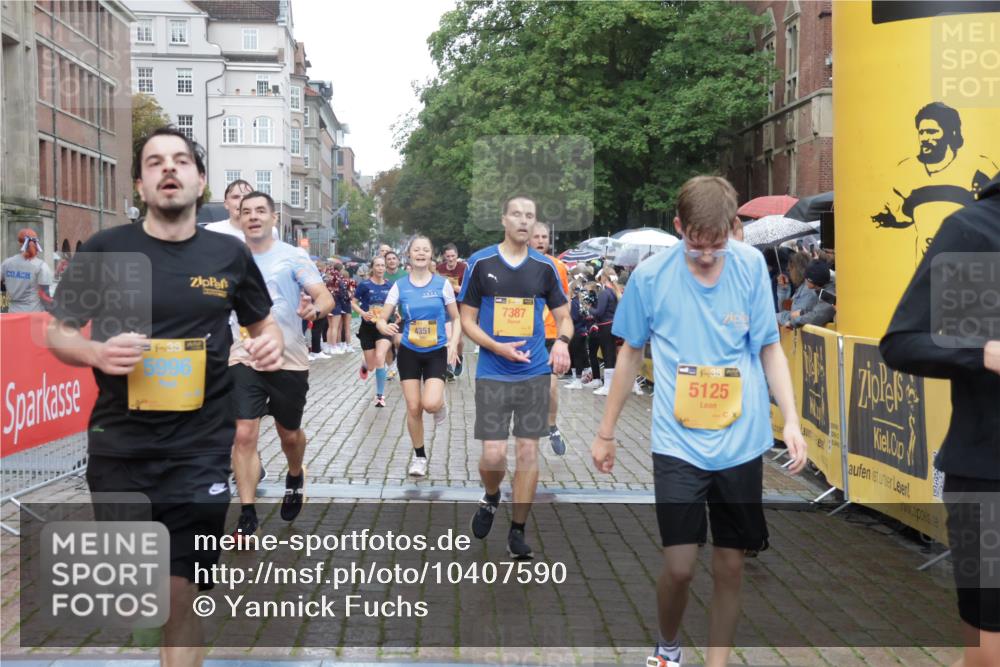 13.09.2026 - Kiel Lauf Yannick Fuchs http://msf.ph/oto/10407590 13.09.2026 10:35:05 Ziel 1640, 2268, 3400, 4022, 4028, 4449, 4951, 5247, 5386, 6578, 6603, 7960, 8266, 9220, 9541, 9853, 9988, 10065, 10361, 10676, 11368, 12095, 1307, 1667, 2044, 2432, 2449, 3180, 3470, 3547, 3603, 3864, 4351, 4608, 4723, 4735, 5218, 5576, 5737, 6225, 6260, 6941, 7006, 7273, 7387, 7672, 7928, 8195, 8480, 8746, 9276, 9389, 10549, 10904, 10905, 11163, 11374, 400, 1784, 2390, 2687, 5293, 7971, 8164, 8750, 9143, 9261, 9264, 10475, 11568, 11758, 93, 4351, 4735 meine-sportfotos.de