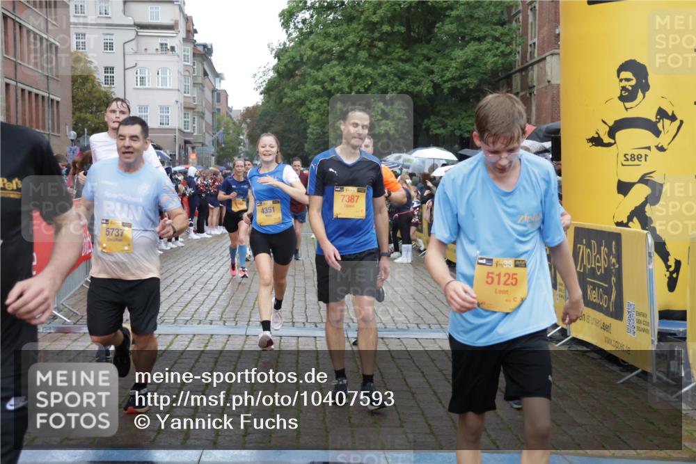 13.09.2026 - Kiel Lauf Yannick Fuchs http://msf.ph/oto/10407593 13.09.2026 10:35:06 Ziel 1640, 2268, 3400, 4022, 4028, 4449, 4951, 5247, 5386, 6578, 6603, 7960, 8164, 8266, 9220, 9541, 9853, 9988, 10065, 10361, 10676, 11368, 12095, 1307, 1667, 2044, 2432, 2449, 3180, 3470, 3547, 3603, 3864, 4351, 4608, 4735, 5218, 5576, 6225, 6260, 6941, 7006, 7273, 7672, 7928, 8195, 8480, 8746, 9276, 9389, 10549, 10904, 10905, 11163, 11374, 400, 1784, 2390, 2687, 5293, 6381, 7710, 7971, 8750, 9143, 9261, 9264, 10475, 11568, 11758, 93, 3180, 4351, 4608, 4735 meine-sportfotos.de