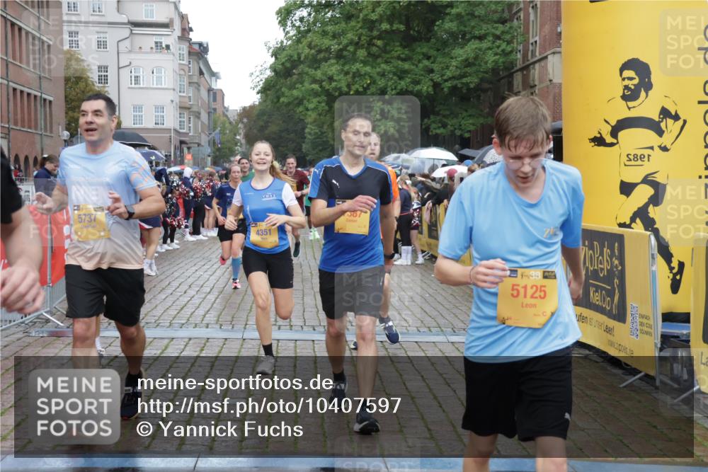 13.09.2026 - Kiel Lauf Yannick Fuchs http://msf.ph/oto/10407597 13.09.2026 10:35:06 Ziel 1640, 2268, 3400, 4022, 4028, 4449, 4951, 5247, 5386, 6578, 6603, 7960, 8164, 8266, 9220, 9541, 9853, 9988, 10065, 10361, 10676, 11368, 12095, 1307, 1667, 2044, 2432, 2449, 3180, 3470, 3547, 3603, 3864, 4351, 4608, 4735, 5218, 5576, 6225, 6260, 6941, 7006, 7273, 7672, 7928, 8195, 8480, 8746, 9276, 9389, 10549, 10904, 10905, 11163, 11374, 400, 1784, 2390, 2687, 5293, 6381, 7710, 7971, 8750, 9143, 9261, 9264, 10475, 11568, 11758, 93, 3180, 4351, 4608, 4735 meine-sportfotos.de