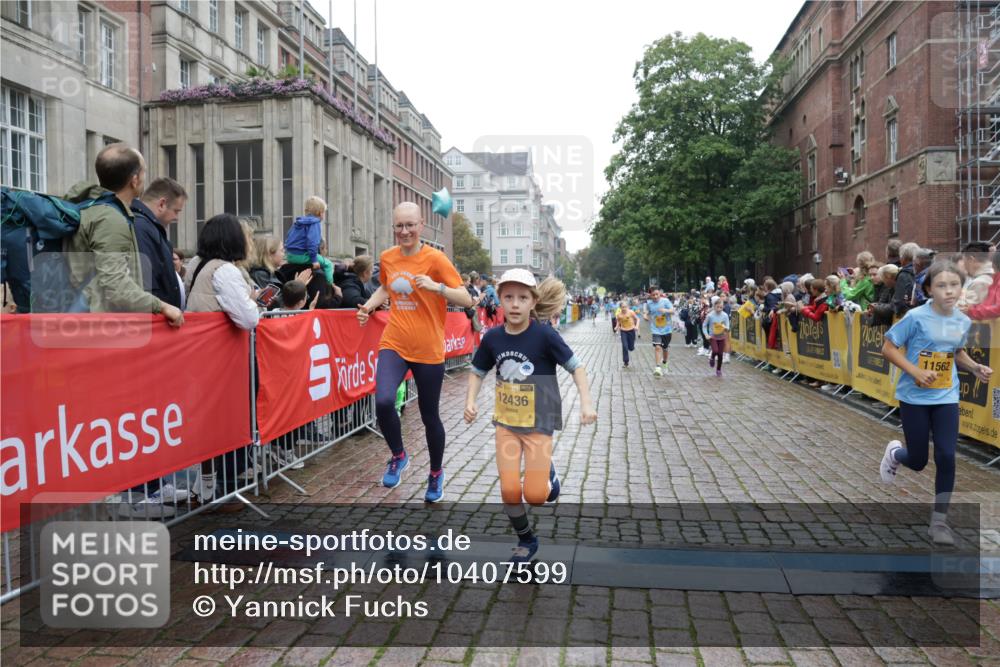 13.09.2026 - Kiel Lauf Yannick Fuchs http://msf.ph/oto/10407599 13.09.2026 09:01:07 Ziel 1662, 7982, 9503, 12506, 282, 1446, 3135, 3268, 3611, 6561, 7487, 7991, 10304, 10561, 10562, 10636, 11425, 300, 1794, 2553, 3578, 4784, 6257, 7613, 8614, 8691, 11562, 11901, 12436, 897, 4093, 6487, 10304, 10561, 10562 meine-sportfotos.de