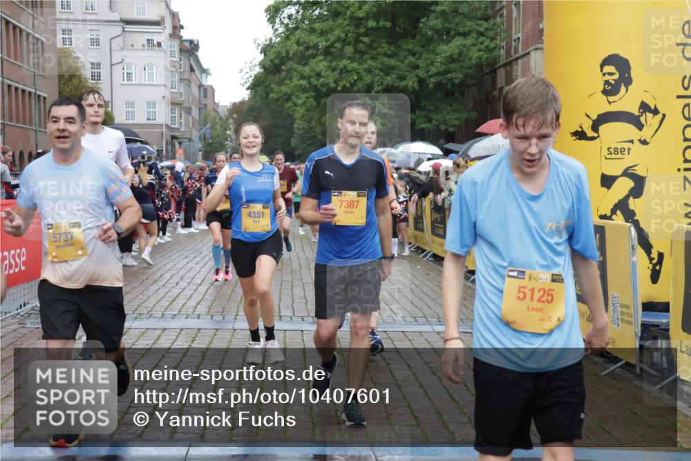 13.09.2026 - Kiel Lauf Yannick Fuchs http://msf.ph/oto/10407601 13.09.2026 10:35:06 Ziel 1640, 2268, 3400, 4022, 4028, 4449, 4951, 5247, 5386, 6578, 6603, 7960, 8164, 8266, 9220, 9541, 9853, 9988, 10065, 10361, 10676, 11368, 12095, 1307, 1667, 2044, 2432, 2449, 3180, 3470, 3547, 3603, 3864, 4351, 4608, 4735, 5218, 5576, 6225, 6260, 6941, 7006, 7273, 7672, 7928, 8195, 8480, 8746, 9276, 9389, 10549, 10904, 10905, 11163, 11374, 400, 1784, 2390, 2687, 5293, 6381, 7710, 7971, 8750, 9143, 9261, 9264, 10475, 11568, 11758, 93, 3180, 4351, 4608, 4735 meine-sportfotos.de