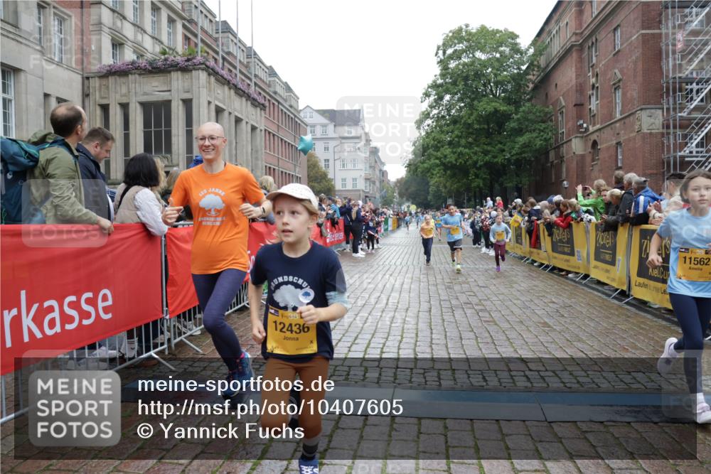 13.09.2026 - Kiel Lauf Yannick Fuchs http://msf.ph/oto/10407605 13.09.2026 09:01:07 Ziel 1662, 7982, 9503, 12506, 282, 1446, 3135, 3268, 3611, 6561, 7487, 7991, 10304, 10561, 10562, 10636, 11425, 300, 1794, 2553, 3578, 4784, 6257, 7613, 8614, 8691, 11562, 11901, 12436, 897, 4093, 6487, 10304, 10561, 10562 meine-sportfotos.de