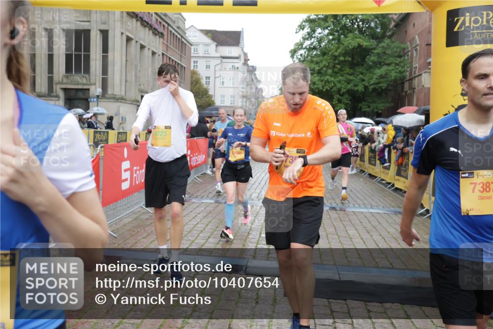 13.09.2026 - Kiel Lauf Yannick Fuchs http://msf.ph/oto/10407654 13.09.2026 10:35:08 Ziel 1640, 2268, 3400, 4022, 4028, 4449, 4951, 5247, 5386, 6578, 6603, 7960, 8164, 8266, 8750, 9220, 9261, 9264, 9541, 9853, 9988, 10065, 10361, 10475, 10676, 11368, 12095, 1307, 1667, 2044, 2432, 2449, 3180, 3470, 3547, 3603, 3864, 4608, 5218, 5576, 6225, 6941, 7006, 7273, 7672, 7928, 8195, 8480, 8746, 9276, 9389, 10361, 10549, 10904, 10905, 11163, 11374, 400, 1784, 2390, 2687, 5293, 6381, 6849, 7710, 7971, 8436, 9143, 11568, 11758, 12774, 2044, 3180, 3864, 4351, 4608, 4735 meine-sportfotos.de