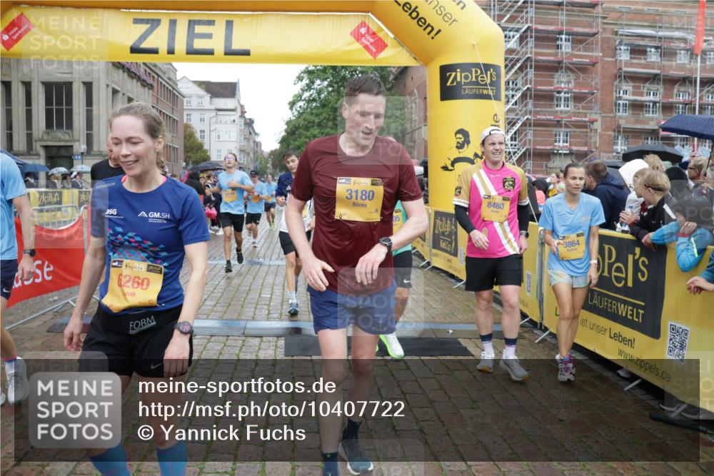 13.09.2026 - Kiel Lauf Yannick Fuchs http://msf.ph/oto/10407722 13.09.2026 10:35:12 Ziel 1640, 2390, 2687, 3400, 4022, 4028, 4449, 4951, 5247, 5386, 6578, 6603, 8164, 8266, 8750, 9220, 9261, 9264, 9541, 9853, 10065, 10475, 10676, 11368, 11758, 12095, 1307, 1667, 2268, 2432, 2449, 3470, 3547, 3603, 4028, 5218, 5576, 6225, 6941, 7006, 7273, 7672, 7960, 8195, 8746, 9276, 9389, 9853, 9988, 10361, 11163, 11374, 400, 1784, 5293, 5817, 6381, 6849, 7710, 7971, 8436, 8973, 9143, 10017, 11568, 12774, 2044, 3180, 3864, 4351, 4608, 4735, 6225, 6941 meine-sportfotos.de