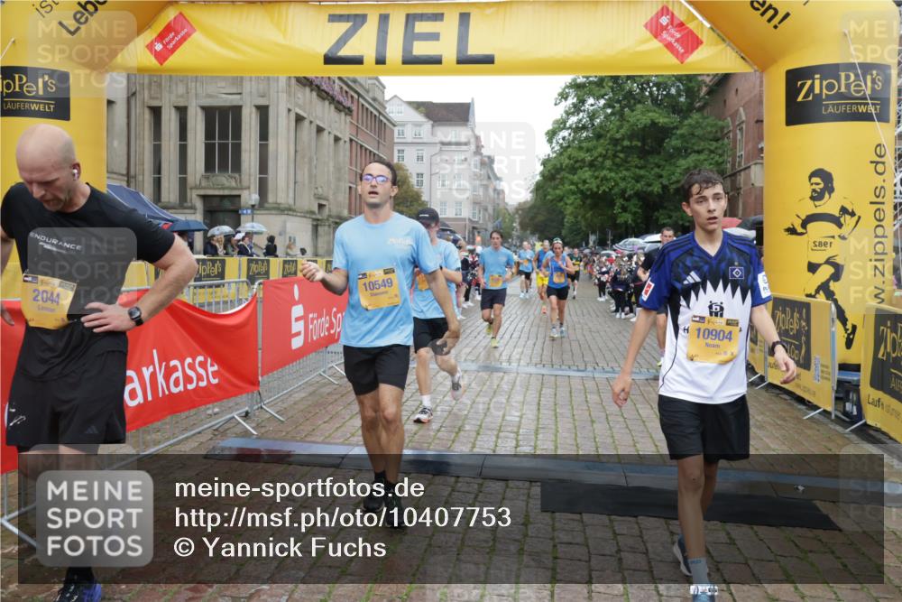 13.09.2026 - Kiel Lauf Yannick Fuchs http://msf.ph/oto/10407753 13.09.2026 10:35:14 Ziel 400, 1640, 1784, 2390, 2687, 3400, 4022, 4449, 4951, 5386, 6578, 6603, 7971, 8164, 8266, 8750, 9220, 9261, 9264, 9541, 10065, 10475, 10676, 11368, 11568, 11758, 12095, 1307, 1667, 2268, 2432, 2449, 3470, 3547, 3603, 4028, 5218, 5247, 5576, 6225, 6941, 7006, 7273, 7672, 7960, 8195, 8746, 9276, 9389, 9541, 9853, 9988, 10361, 11163, 5293, 5817, 6381, 6849, 7280, 7710, 8436, 8973, 9143, 10017, 10483, 11181, 11363, 12774, 1667, 2044, 3180, 3864, 4608, 6225, 6941 meine-sportfotos.de