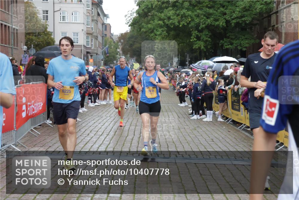 13.09.2026 - Kiel Lauf Yannick Fuchs http://msf.ph/oto/10407778 13.09.2026 10:35:15 Ziel 400, 1640, 1784, 2390, 2687, 3400, 4022, 4449, 4951, 5386, 6578, 6603, 7971, 8164, 8266, 8750, 9220, 9261, 9264, 10065, 10475, 10676, 11368, 11568, 11758, 12095, 1307, 1667, 2268, 2432, 2449, 3400, 3470, 3547, 3603, 4028, 4449, 5218, 5247, 5576, 6225, 7006, 7273, 7672, 7960, 8195, 8746, 9276, 9389, 9541, 9853, 9988, 10361, 11163, 1993, 5151, 5293, 5817, 6381, 6849, 7280, 7710, 8436, 8973, 9143, 10017, 10483, 11181, 11363, 12774, 1667, 2044, 3180, 3864, 4608, 6225, 6941 meine-sportfotos.de