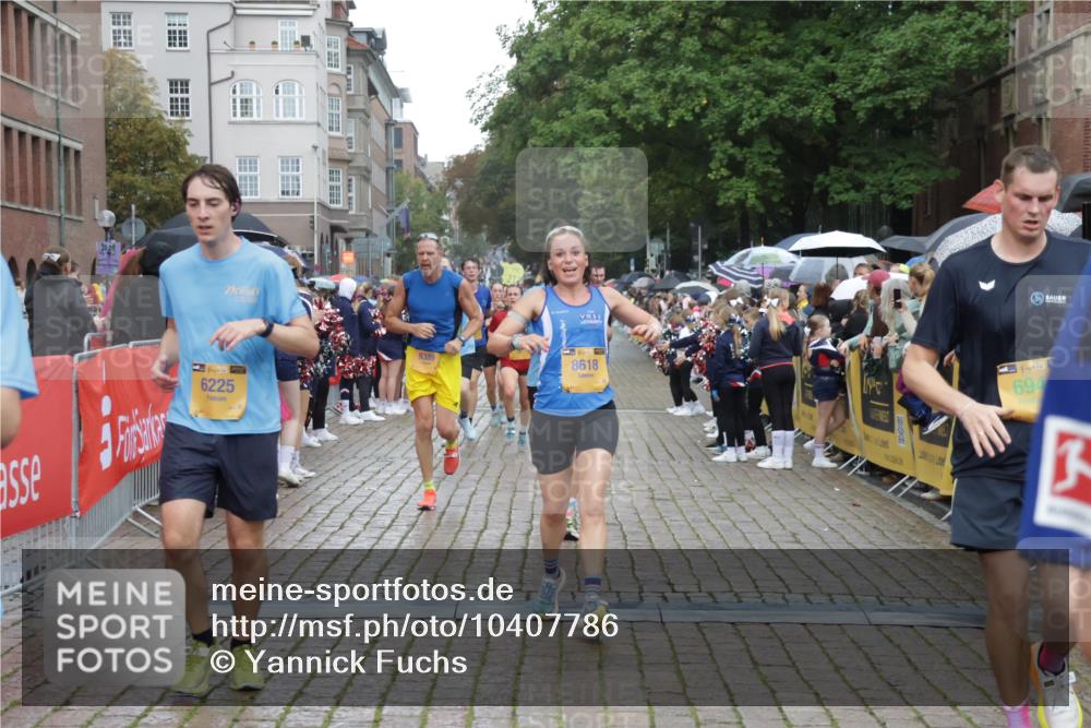 13.09.2026 - Kiel Lauf Yannick Fuchs http://msf.ph/oto/10407786 13.09.2026 10:35:15 Ziel 400, 1640, 1784, 2390, 2687, 3400, 4022, 4449, 4951, 5386, 6578, 6603, 7971, 8164, 8266, 8750, 9220, 9261, 9264, 10065, 10475, 10676, 11368, 11568, 11758, 12095, 1307, 1667, 2268, 2432, 2449, 3400, 3470, 3547, 3603, 4028, 4449, 5218, 5247, 5576, 6225, 7006, 7273, 7672, 7960, 8195, 8746, 9276, 9389, 9541, 9853, 9988, 10361, 11163, 1993, 5151, 5293, 5817, 6381, 6849, 7280, 7710, 8436, 8973, 9143, 10017, 10483, 11181, 11363, 12774, 1667, 2044, 3180, 3864, 4608, 6225, 6941 meine-sportfotos.de