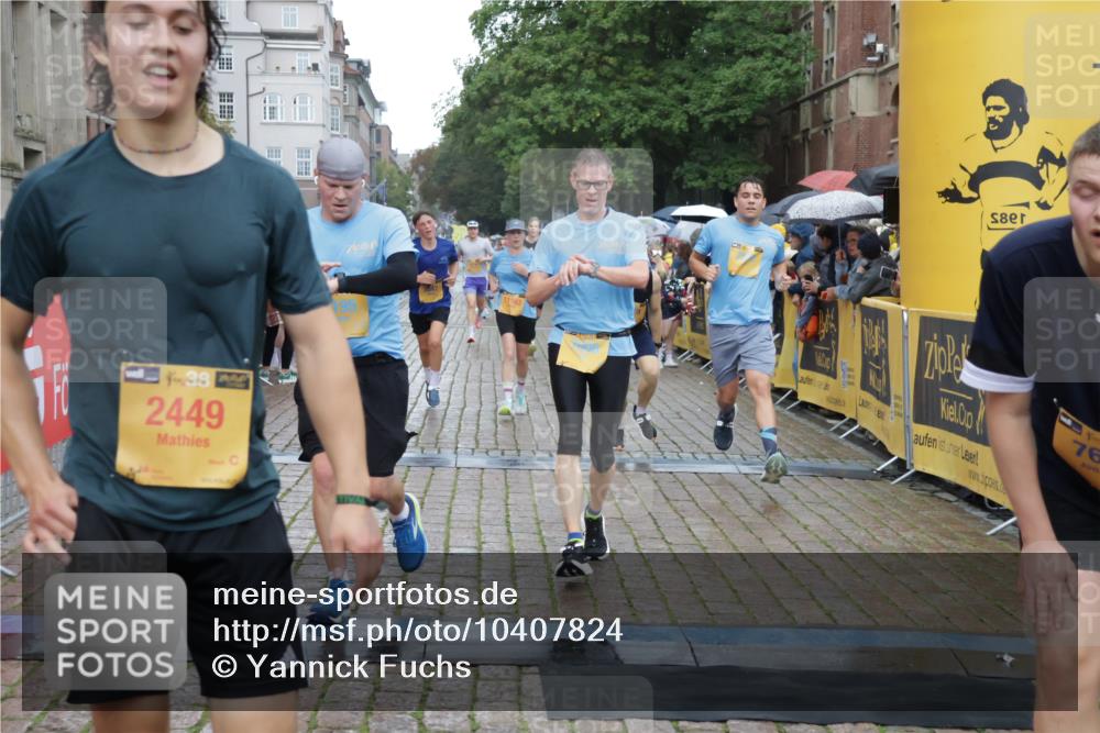 13.09.2026 - Kiel Lauf Yannick Fuchs http://msf.ph/oto/10407824 13.09.2026 10:35:26 Ziel 400, 1784, 5293, 5817, 6381, 6849, 7710, 7971, 8436, 9143, 10017, 11568, 11758, 12766, 12774, 1640, 2268, 2390, 2687, 3400, 3470, 3547, 3603, 4022, 4028, 4449, 4951, 5218, 5247, 5386, 6578, 6603, 7960, 8164, 8266, 8750, 9220, 9261, 9264, 9541, 9853, 9988, 10065, 10361, 10475, 10676, 11163, 11368, 11758, 12095, 100, 215, 1376, 1993, 2116, 2248, 3124, 3790, 4538, 5151, 5698, 6085, 6645, 7215, 7280, 8002, 8079, 8415, 8432, 8660, 8973, 10483, 10701, 11181, 11363 meine-sportfotos.de