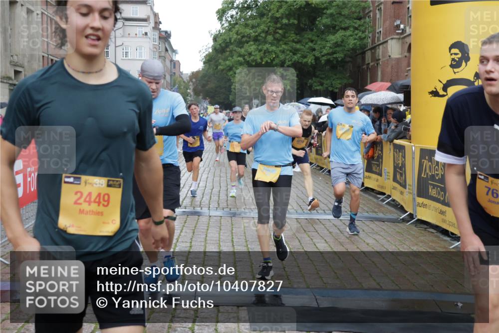 13.09.2026 - Kiel Lauf Yannick Fuchs http://msf.ph/oto/10407827 13.09.2026 10:35:26 Ziel 400, 1784, 5293, 5817, 6381, 6849, 7710, 7971, 8436, 9143, 10017, 11568, 11758, 12766, 12774, 1640, 2268, 2390, 2687, 3400, 3470, 3547, 3603, 4022, 4028, 4449, 4951, 5218, 5247, 5386, 6578, 6603, 7960, 8164, 8266, 8750, 9220, 9261, 9264, 9541, 9853, 9988, 10065, 10361, 10475, 10676, 11163, 11368, 11758, 12095, 100, 215, 1376, 1993, 2116, 2248, 3124, 3790, 4538, 5151, 5698, 6085, 6645, 7215, 7280, 8002, 8079, 8415, 8432, 8660, 8973, 10483, 10701, 11181, 11363 meine-sportfotos.de