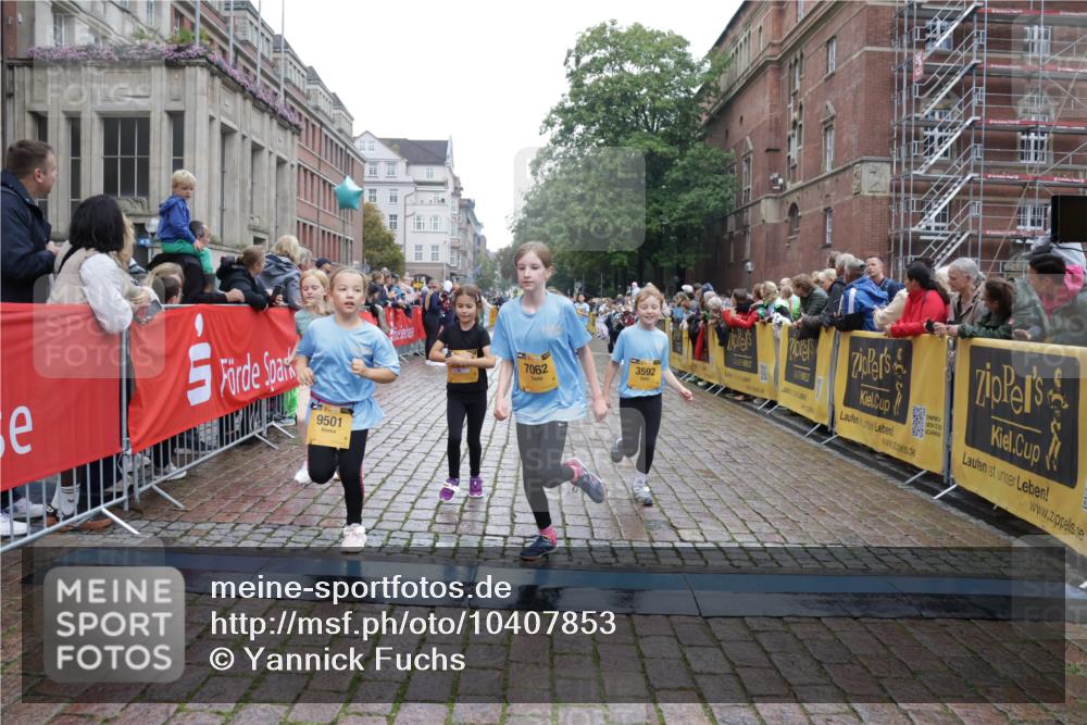 13.09.2026 - Kiel Lauf Yannick Fuchs http://msf.ph/oto/10407853 13.09.2026 09:01:39 Ziel 1959, 2321, 2568, 3362, 4415, 6315, 7210, 9287, 11772, 12296, 12626, 300, 1662, 1794, 2553, 3578, 4784, 6257, 7613, 7982, 8614, 8691, 11562, 11901, 12436, 1353, 1355, 2916, 3592, 7062, 9285, 9501, 9615, 11119, 12321, 12539, 9503, 12506 meine-sportfotos.de