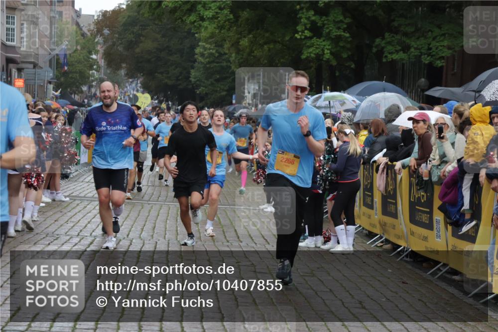 13.09.2026 - Kiel Lauf Yannick Fuchs http://msf.ph/oto/10407855 13.09.2026 10:35:34 Ziel 100, 1993, 3124, 3790, 5151, 5698, 5817, 6381, 6849, 7280, 7710, 8436, 8660, 8973, 9143, 10017, 10483, 11181, 11363, 12766, 12774, 400, 1640, 1784, 2268, 2390, 2687, 3400, 4022, 4028, 4449, 4951, 5247, 5293, 5386, 6578, 6603, 7960, 7971, 8164, 8266, 8750, 9220, 9261, 9264, 9541, 9853, 9988, 10065, 10475, 10676, 11368, 11568, 11758, 12095, 215, 343, 1376, 2116, 2248, 2494, 4538, 6085, 6645, 7215, 7721, 8002, 8079, 8393, 8415, 8432, 8747, 10701, 10835 meine-sportfotos.de