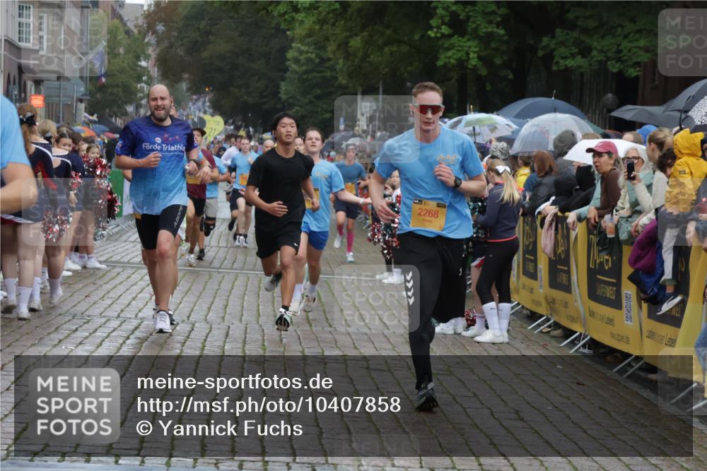 13.09.2026 - Kiel Lauf Yannick Fuchs http://msf.ph/oto/10407858 13.09.2026 10:35:34 Ziel 100, 1993, 3124, 3790, 5151, 5698, 5817, 6381, 6849, 7280, 7710, 8436, 8660, 8973, 9143, 10017, 10483, 11181, 11363, 12766, 12774, 400, 1640, 1784, 2268, 2390, 2687, 3400, 4022, 4028, 4449, 4951, 5247, 5293, 5386, 6578, 6603, 7960, 7971, 8164, 8266, 8750, 9220, 9261, 9264, 9541, 9853, 9988, 10065, 10475, 10676, 11368, 11568, 11758, 12095, 215, 343, 1376, 2116, 2248, 2494, 4538, 6085, 6645, 7215, 7721, 8002, 8079, 8393, 8415, 8432, 8747, 10701, 10835 meine-sportfotos.de