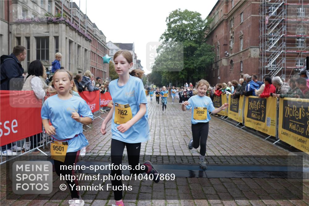 13.09.2026 - Kiel Lauf Yannick Fuchs http://msf.ph/oto/10407869 13.09.2026 09:01:40 Ziel 1353, 1355, 1959, 2321, 2568, 3362, 4415, 6315, 7210, 9287, 11772, 12296, 12626, 300, 1662, 1794, 2553, 3578, 4784, 6257, 7613, 7982, 8614, 8691, 11562, 11901, 12436, 2916, 3592, 7062, 9285, 9501, 9615, 11119, 12321, 12539, 9503, 12506 meine-sportfotos.de