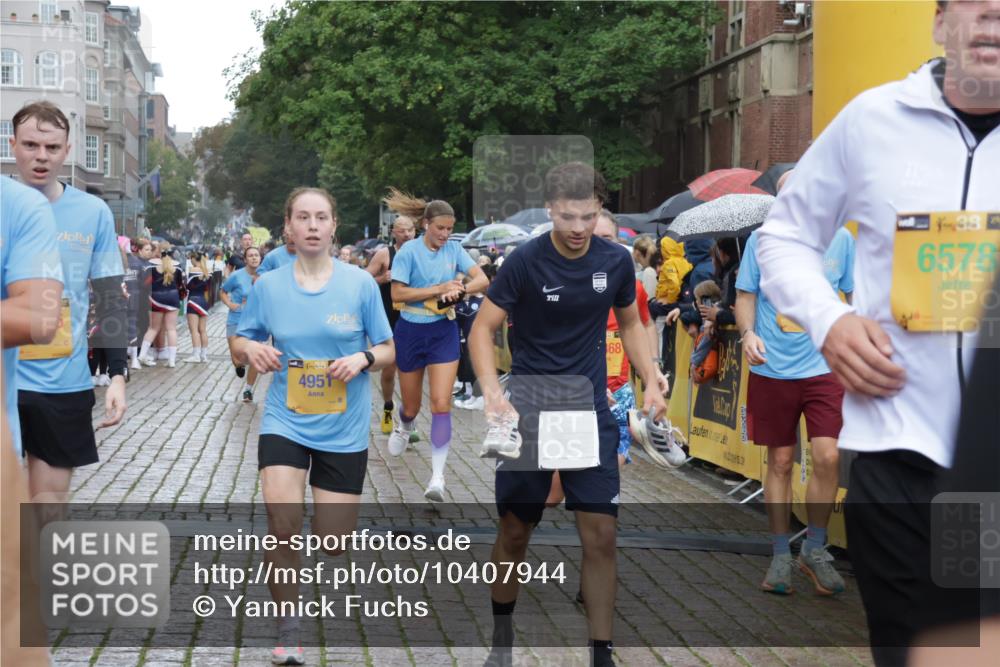 13.09.2026 - Kiel Lauf Yannick Fuchs http://msf.ph/oto/10407944 13.09.2026 10:35:45 Ziel 100, 215, 1376, 1993, 2116, 2248, 3124, 3790, 4538, 5151, 5698, 6085, 6645, 7215, 7721, 8002, 8079, 8415, 8432, 8660, 8747, 10701, 10835, 11567, 11903, 400, 1784, 1993, 2390, 2687, 4022, 5151, 5293, 5817, 6381, 6603, 6849, 7280, 7710, 7971, 8164, 8436, 8750, 8973, 9143, 9261, 9264, 10017, 10475, 10483, 11181, 11363, 11568, 11758, 12766, 12774, 343, 867, 1321, 2494, 3634, 3811, 4889, 5947, 6634, 6957, 7619, 8393, 8557, 10998, 12286, 1640, 4022, 9261 meine-sportfotos.de