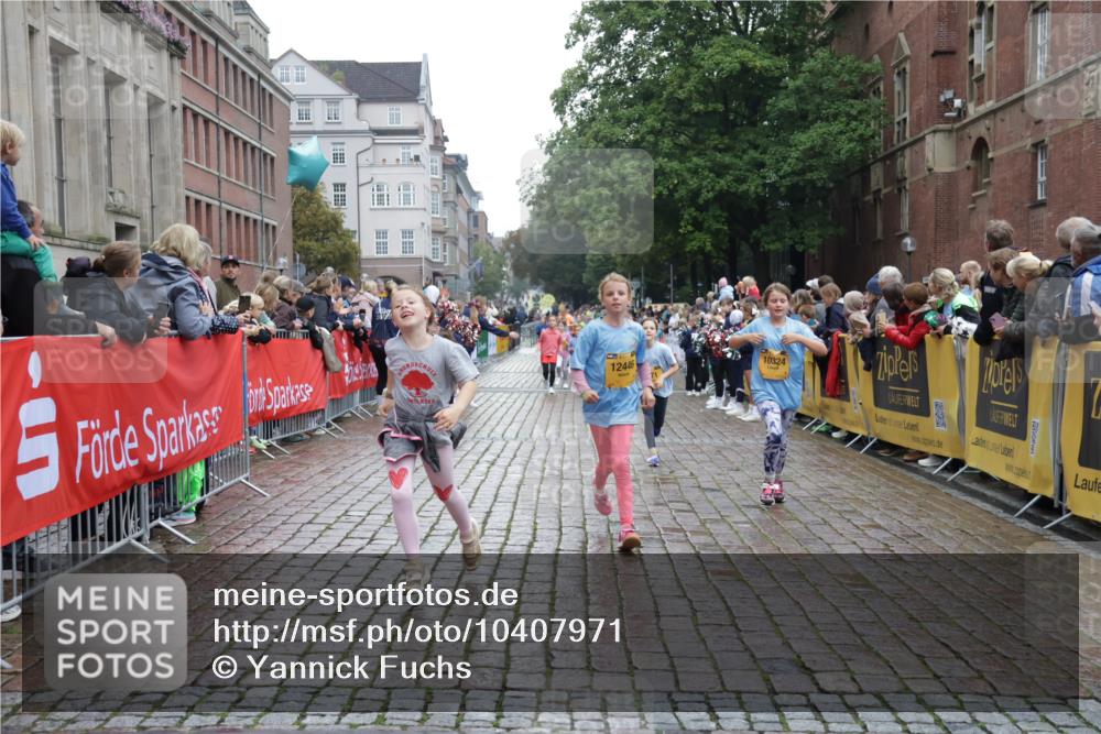 13.09.2026 - Kiel Lauf Yannick Fuchs http://msf.ph/oto/10407971 13.09.2026 09:01:51 Ziel 1353, 1355, 1959, 2321, 2568, 3592, 7062, 9285, 9615, 11119, 12539, 300, 1794, 2321, 2553, 3362, 3578, 4415, 4784, 6257, 6315, 7210, 7613, 8614, 8691, 9287, 11562, 11772, 11901, 12296, 12436, 12626, 911, 2916, 5271, 5577, 6062, 6562, 9501, 10324, 10336, 11578, 12211, 12321, 12446, 1662, 2553, 7982 meine-sportfotos.de
