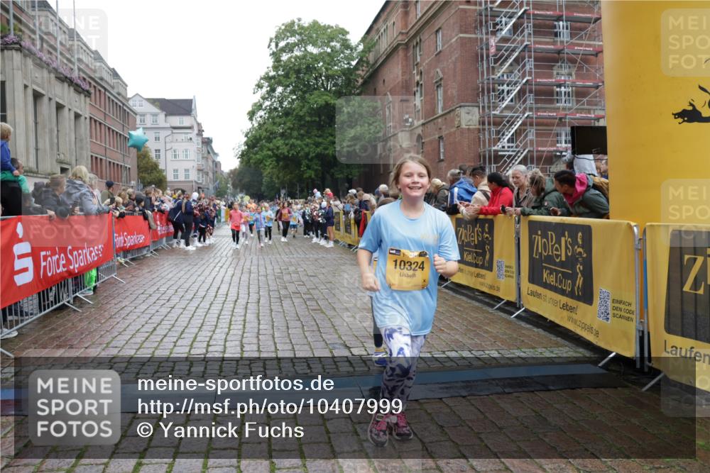 13.09.2026 - Kiel Lauf Yannick Fuchs http://msf.ph/oto/10407999 13.09.2026 09:01:54 Ziel 1353, 1355, 2916, 3592, 7062, 9285, 9501, 9615, 11119, 12321, 12539, 300, 1794, 1959, 2321, 2568, 3362, 3578, 4415, 4784, 6257, 6315, 7210, 7613, 8614, 8691, 9287, 11562, 11772, 11901, 12296, 12436, 12626, 911, 5271, 5577, 6062, 6562, 10324, 10336, 11578, 12211, 12446, 300, 1662, 1794, 2553, 7613, 8614, 8691 meine-sportfotos.de