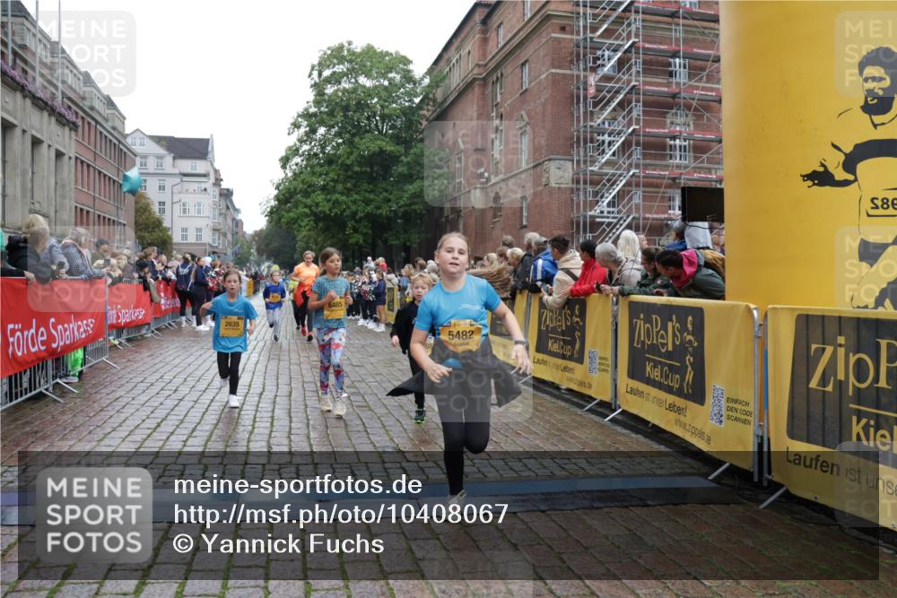 13.09.2026 - Kiel Lauf Yannick Fuchs http://msf.ph/oto/10408067 13.09.2026 09:02:01 Ziel 911, 2916, 3592, 5577, 6062, 6562, 7062, 9501, 11119, 11578, 12211, 12321, 12539, 1353, 1355, 1959, 2321, 2568, 3362, 3578, 4415, 4784, 6257, 6315, 7210, 9285, 9287, 9615, 11772, 12296, 12626, 1992, 2635, 3250, 3405, 3406, 5271, 5482, 6251, 6485, 6672, 8183, 8419, 10288, 10324, 10336, 11571, 12446, 300, 1794, 3578, 4784, 6257, 7613, 8614, 8691, 11562, 11901, 12436 meine-sportfotos.de