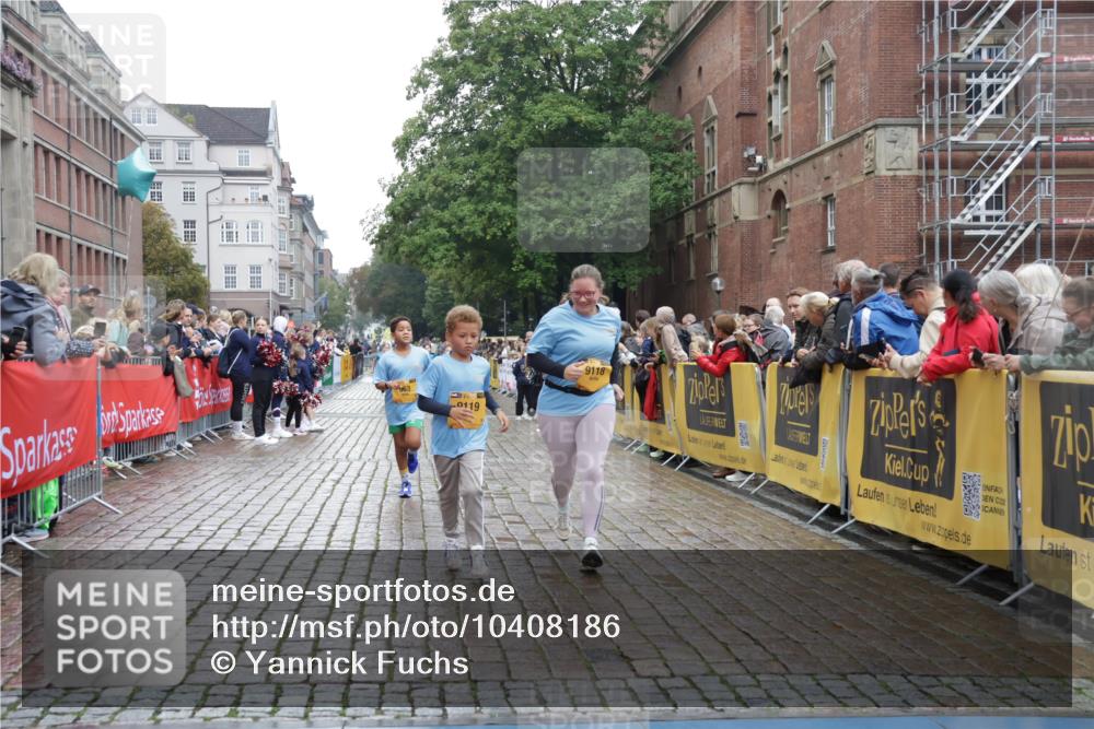13.09.2026 - Kiel Lauf Yannick Fuchs http://msf.ph/oto/10408186 13.09.2026 09:02:14 Ziel 911, 1992, 2635, 3250, 3405, 3406, 5271, 5482, 6062, 6251, 6485, 6562, 6672, 8183, 10288, 10324, 10336, 11571, 12446, 911, 1353, 1355, 1959, 2321, 2568, 2916, 3592, 5577, 6315, 7062, 9285, 9287, 9501, 9615, 11119, 11578, 12211, 12321, 12539, 963, 4337, 5618, 6749, 7853, 8419, 9119, 9212, 2321, 2568, 3362, 4415, 6315, 7210, 9287, 11772, 12296, 12626 meine-sportfotos.de